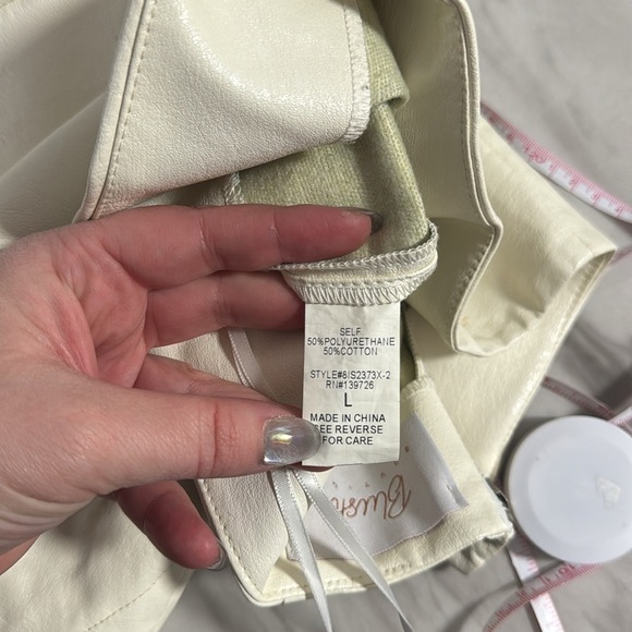 Blush Boutique Off White Pleather Mini Skirt Size Large - Picture 7 of 8